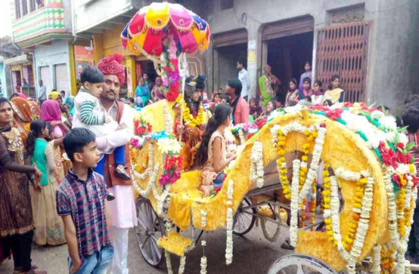 भूत-पलीत नरमुंड ने नृत्य किया शिव भोला भंडारी की बारात में,गाजे-बाजे से निकली बारात भूत-पलीत नरमुंड ने नृत्य किया शिव भोला भंडारी की बारात में,गाजे-बाजे से निकली बारात