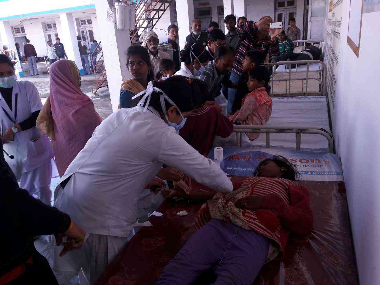 madhya pradesh food poisoning samachar in hindi