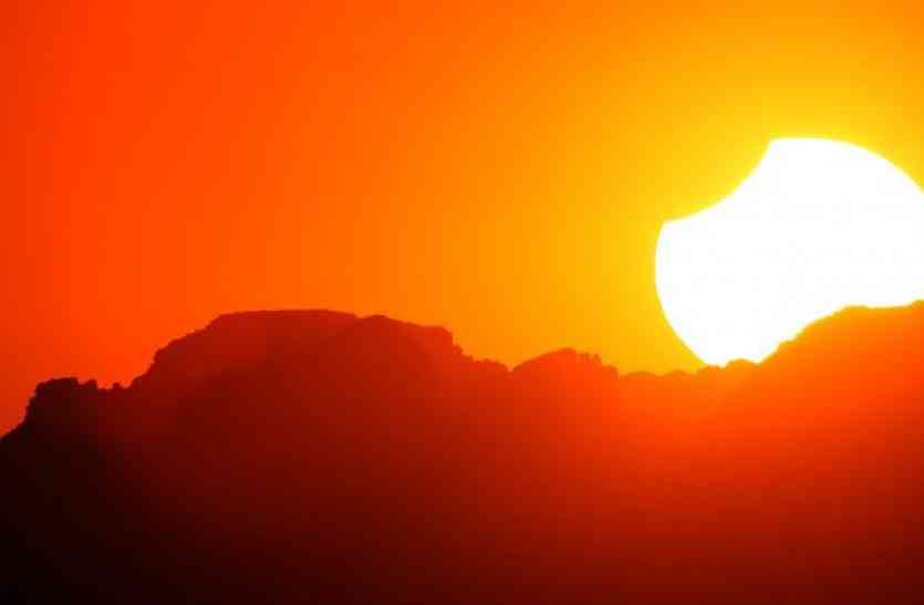 solar eclipse आधी रात 2 बजे सूर्य ग्रहण खत्म होते ही घर आएंगी मां लक्ष्मी, ज़रूर करें ये काम नहीं तो हो जाएंगे कंगाल