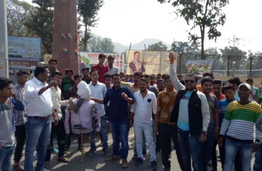 Beagle wore shoes slippers worn by the father of the BJYM भाजयुमो जिलाध्यक्ष के पुतले को पहनाई जूते की माला, चप्पलों से की पिटाई