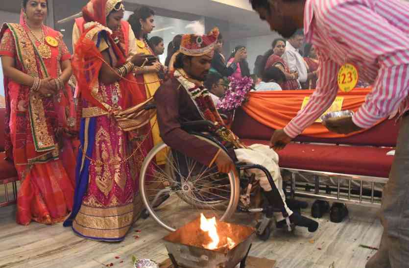 surat photo खास दिन बसा घर, दिव्यांग बेटियों ने लिए सात फेरे