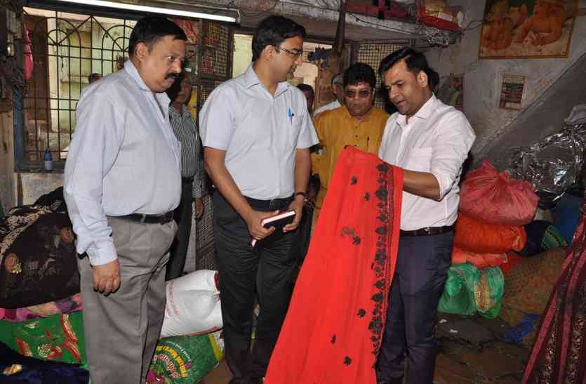 patrika photo कपड़ा कारोबारियों की सुध लेने आए जीएसटी अधिकारी