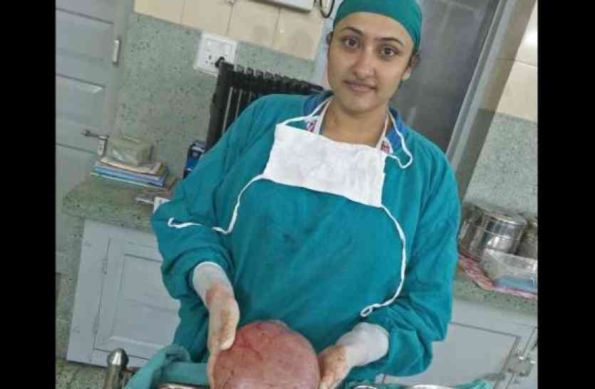 sultanpur महिला के पेट में था दर्द, डॉ ने किया ऑपरेशन तो निकला ये, देख कर दंग रह जाएंगे आप