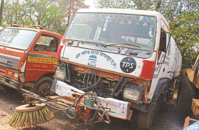 auto cleaning सवा करोड़ की रोड स्वीपिंग मशीन लगी दो वाहन ठप, चार माह बाद नाले की सफाई के लिए निकाली गई मिनी पोकलेन