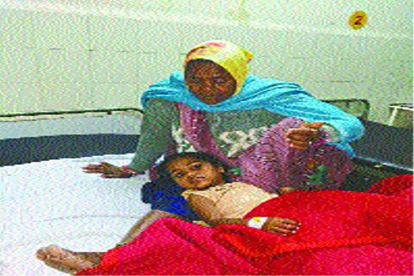 patrika तीन बेटी और गर्भवती पत्नी को लेकर जा रहे पति को मारी टक्कर, पत्नी की मौत