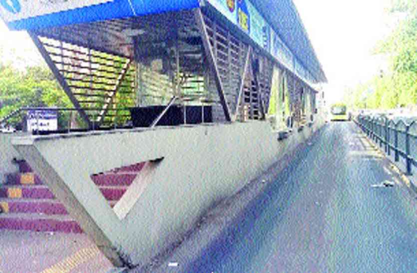 BRTS bus stop बीआरटीएस बस स्टॉप का निर्माण कार्य तेज