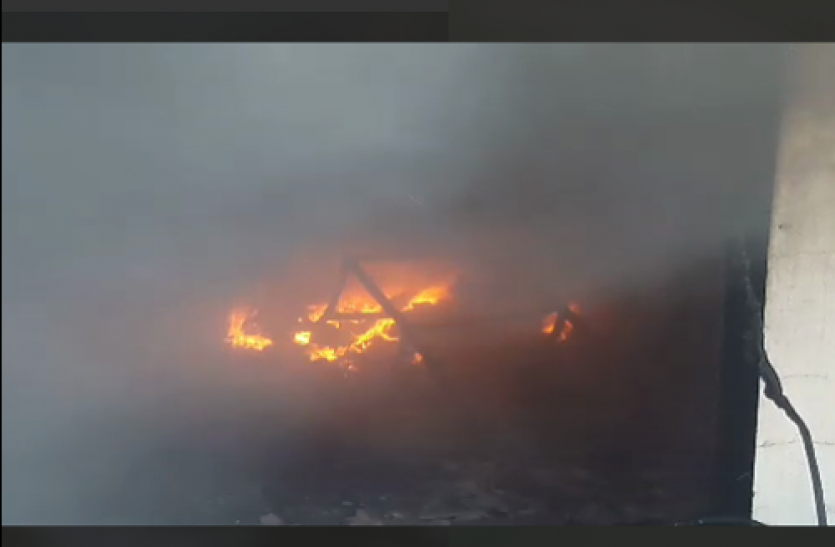 bhilwara,bhilwara news a magor fire factory in bhilwara भभकी गद्दा फैक्ट्री, लाखों का हुआ नुकसान