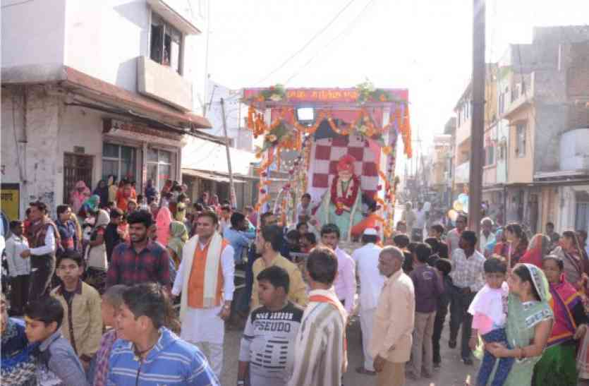 sai rath yatra bina रथ में सवार होकर निकले साईंनाथ, भक्तों ने खींचा रथ