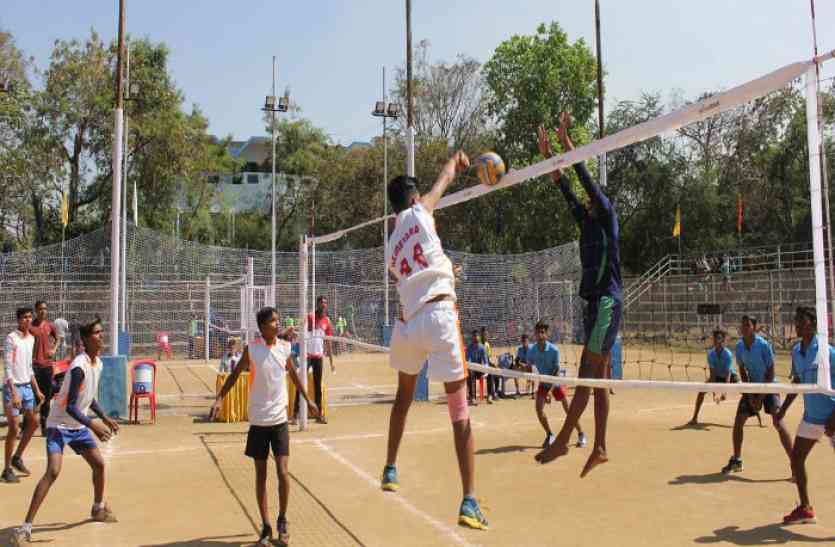 state level volleyball राज्य स्तरीय वॉलीबॉल स्पर्धा में खेल मंत्री के जिले की टीम ही गायब, पढ़ें खबर