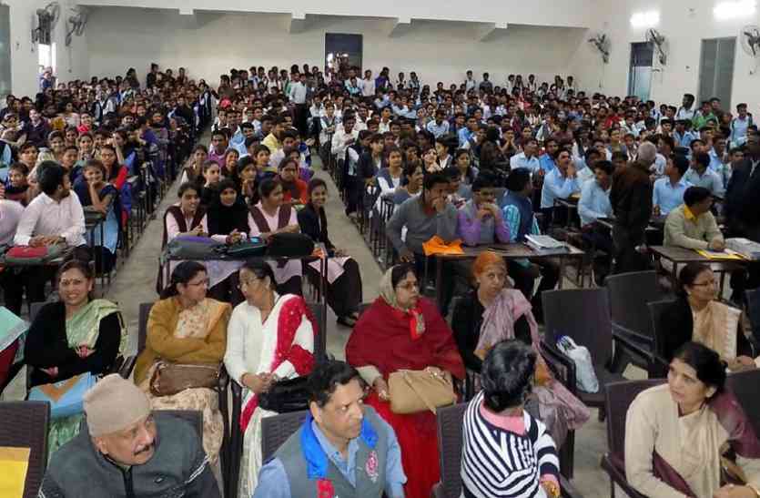 students, 3G-4G mobile, MLA said children's emotions will tell CM,Chhatarpur,in chhatarpur,chhatarpur hindi news,chhatarpur latest news,Chhatarpur patrika news, इनकी नहीं मोबाइल में रुचि, 1438 विद्यार्थियों में 7 ने लिया मोबाइल