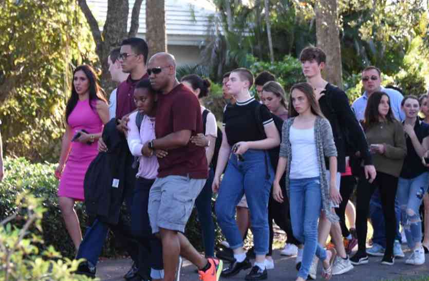 Florida Firing फ्लोरिडा स्कूल में गोलीबारी के पीड़ितों की याद में सड़कों पर उतरा हुजूम
