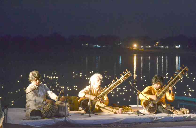 Maheshwar Vasifuddin Dagar gives music presentation नर्मदा के सुरम्य घाट पर सजी संगीत की शाम