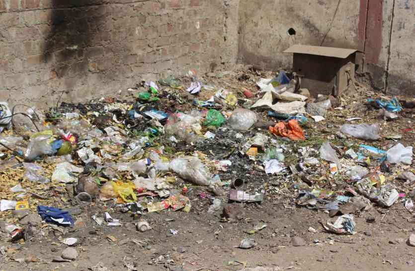 Khargone Rishika is scattered in the city like this. Drains choke, people stink कॉलोनियो में कूडे के ढेर, लोगों की प्रतिक्रिया बढ़ाएगी चिंता, २६ फरवरी को दिल्ली की टीम करेगी फाइनल सर्वे