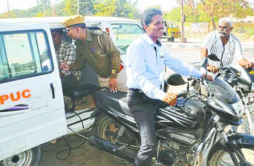 mobile van in hanumangarh मोबाइल वाहन से पहुंचे गांवों में और बताया कानून
