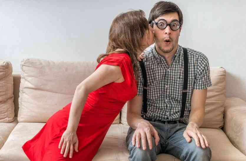 shy person शर्मीले लडक़ों के लिए बड़े काम के हैं ये 4 डेटिंग टिप्स