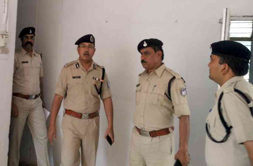 ips vacancy 2018 थाने में कितनी राइफलें पुलिस को ही पता नहीं - देखें वीडियो
