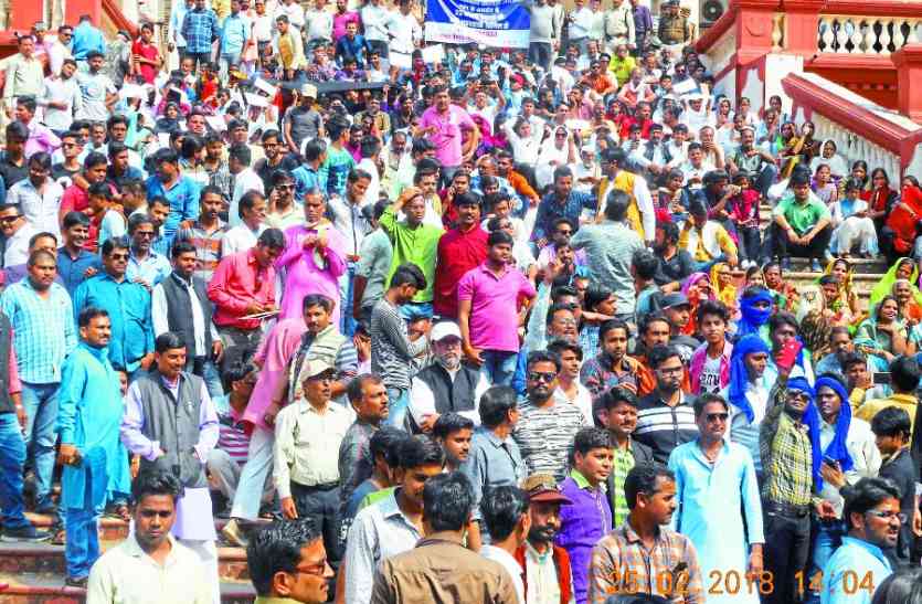demonstration for medical college in panna सड़क पर उतरा पन्ना, व्यापारियों ने बंद रखे प्रतिष्ठान, मंदिर से निकाली रैली