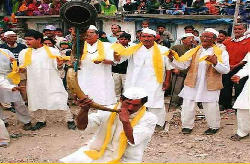 kumaoni holi Holi 2018: दुनिया भर में प्रसिद्ध है कुमाऊं की होली,यहां महिलाएं करती हैं बैठकी तो पुरुष गाते हैं फाग