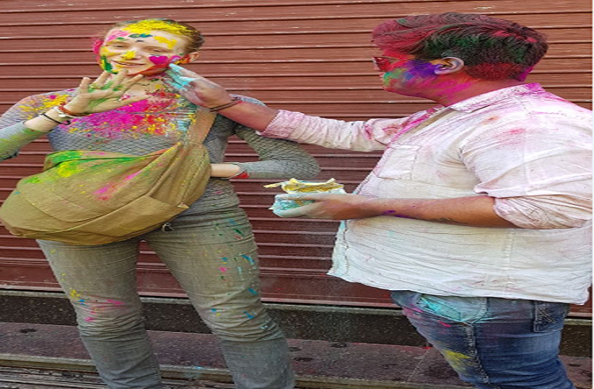 Holi गर्ल फ्रेंड से युवक पहले बोला हैप्पी होली... फिर किया ऐसा वादा कि युवती के उड़ गए होश