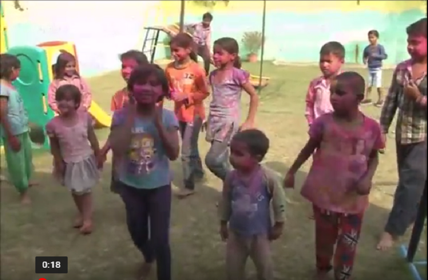 children holi वंचित बच्चों ने भी इस बार मनाई ऐसी होली कि देखने वाले भी रह गए दंगः देखें वीडियो