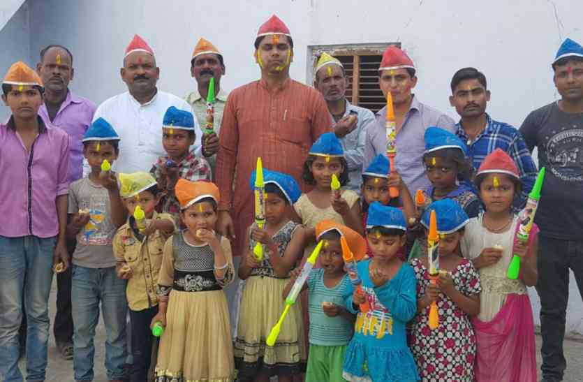Samajwadi Holi समाजवादी पार्टी का यह संगठन होली में असहाय बच्चों के चेहरे पर लाया मुस्कान, खूब हो रही तारीफ