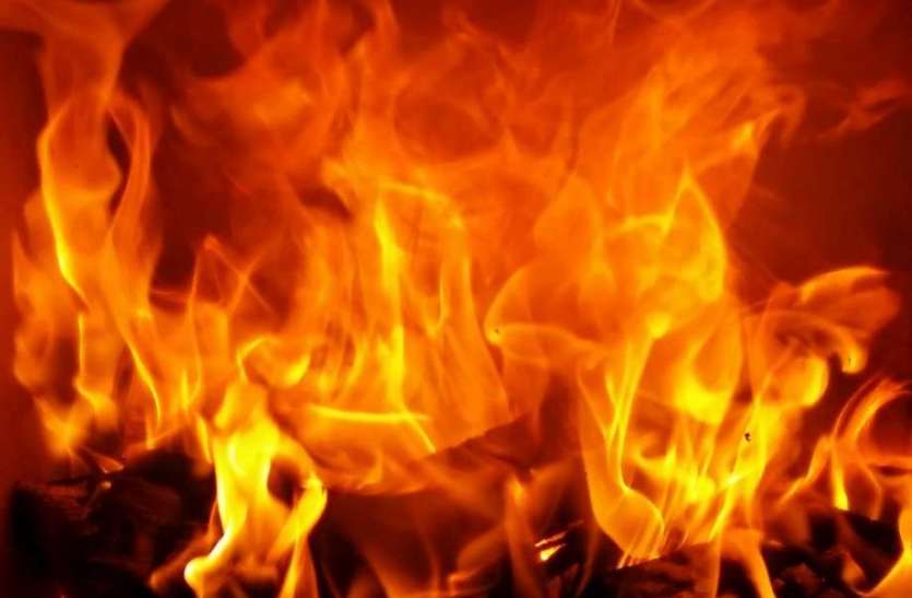 fire धमाकों से गुंजा एमआईजी मेन रोड