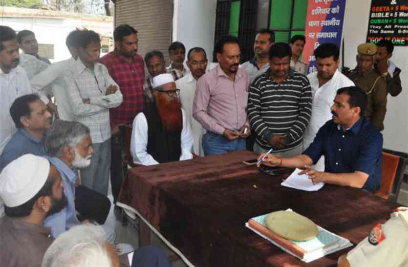 Grave आजमगढ़ में कब्रिस्तान में लगा ताला, गाजी दलेल खां कमेटी के लोगों ने कोतवाल से मिलकर कही ये बात