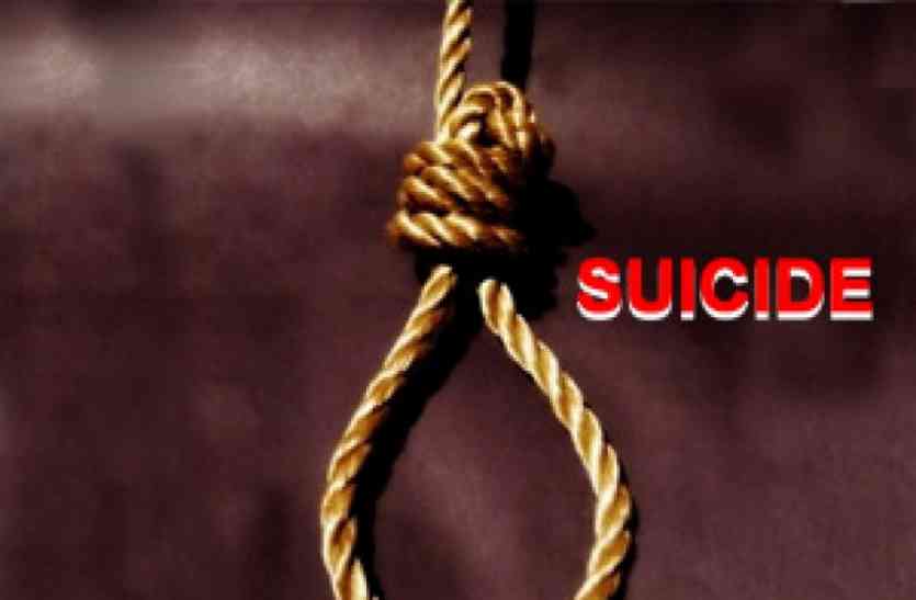 farmer suicide in collector office कलेक्टर के सामने फांसी लगाने पहुंचा किसान, फंदे पर लटकाया खुद को और फिर...