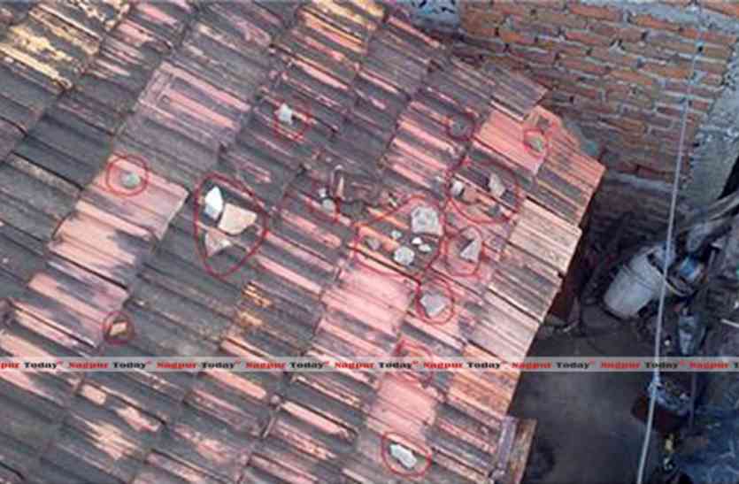 stone on house in late night hoshangabad mp आधी रात घरों पर बरसते हैं पत्थर, दहशत में लोग