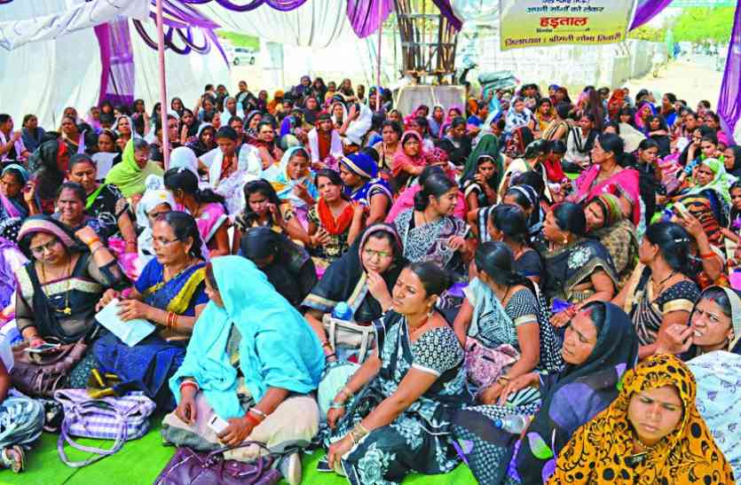 Pregnant women get disturbed, nutrition diet, Anganwadi center, strike 21 दिन से नहीं बंटा केंद्रों में पोषण आहार, गर्भवती महिलाएं परेशान, सेवा समाप्ति की लटकी तलवार