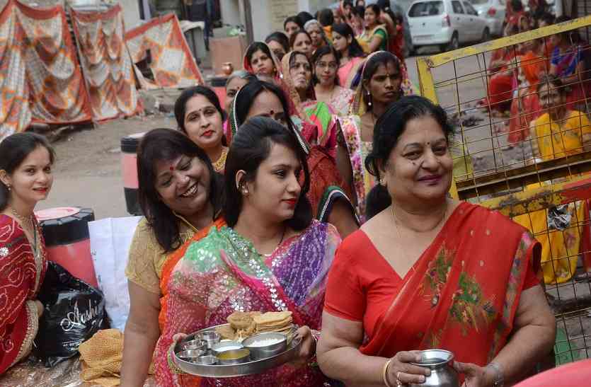 news ऊबछठ का पर्व श्रृद्धा के साथ मनाया, खड़े रहकर महिलाओं व बालिकाओं ने की उपासना