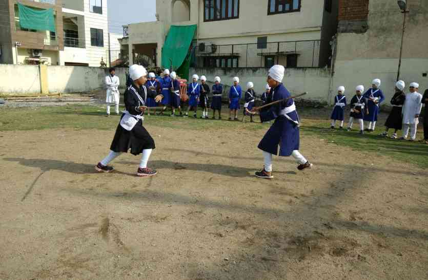 Self Difens 'गतका' की फौज कर रहे तैयार, ताकि संकट के समय खुद के साथ दूसरों की भी कर सकें रक्षा