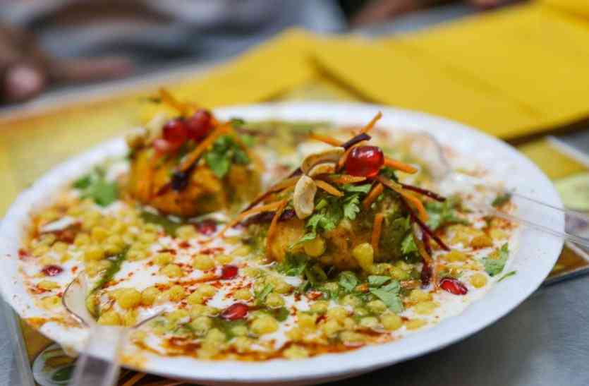 dahi gujhiya मेहमानों को परोसें दही गुजिया