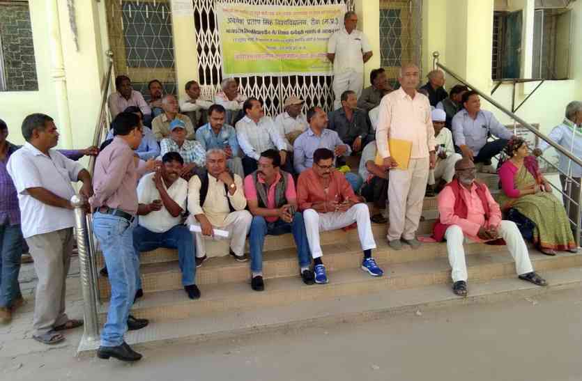 Rewa APS University employees are not doing permanent workers खुदा न करे, ऐसा आपके साथ हो, गुलामी में गुजार दी पूरी जिंदगी, अब भी मिल रहा तिरस्कार