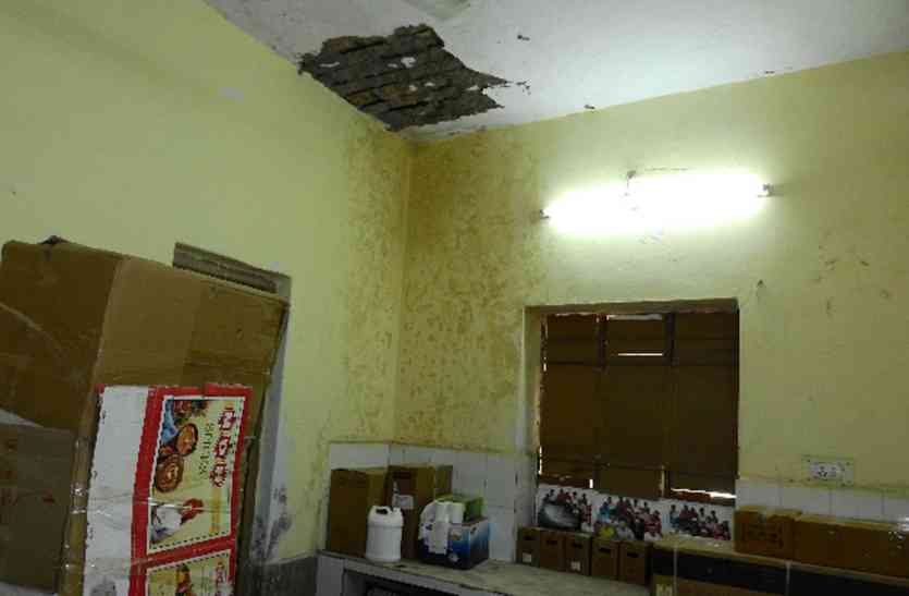 Blood Bank in Pathology Lab, Lent to Your Building पैथोलॉजी लैब में चल रहा ब्लड बैंक, अपने भवन को तरसा