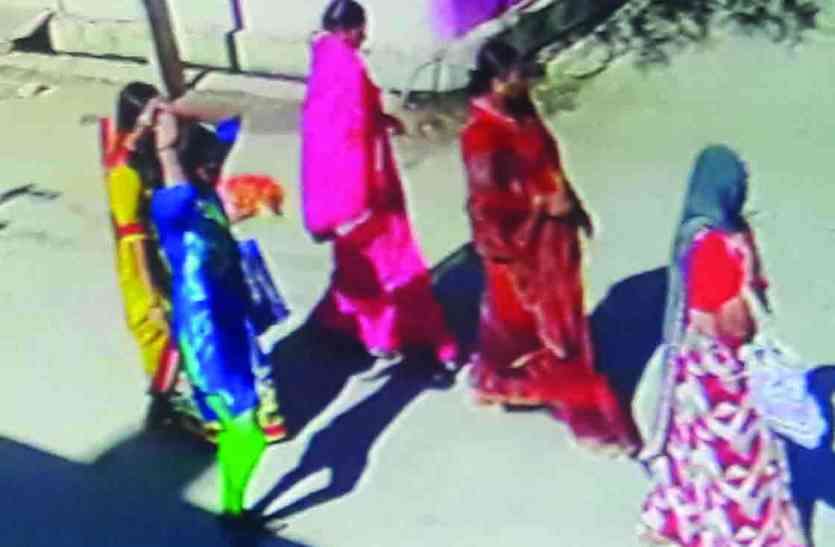 Rajsamand,Rajsamand news,Rajsamand Hindi news,Rajsamand local news,latest hindi news,Rajsamand police,rajsamand policeman transfor,rajsamand latest hindi news rajsamand,rajsamand latest news rajsamand,Latest News rajsamand,Latest hindi news rajsamand,Crime News rajsamand, BREAKING : दशामाता पूजती दो महिलाओं को चकमा देकर गले से पार कर ली सोने की चेन और मंगलसूत्र