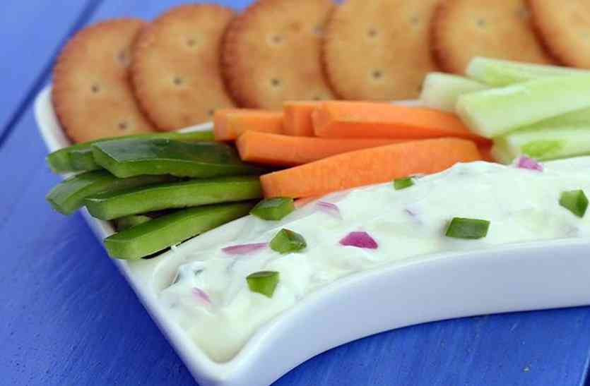 creamy onion and capsicum dip बिस्कुट के साथ एंजॉय करें क्रिमी अनियन एंड कैप्सिकम कर्ड डिप