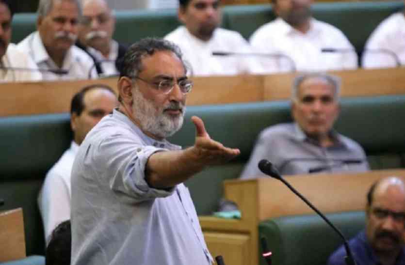 haseeb drabu कश्मीर मुद्दे पर 'विवादित बयान' देने वाले हसीब द्राबू को महबूबा मुफ्ती ने कैबिनेट से निकाला