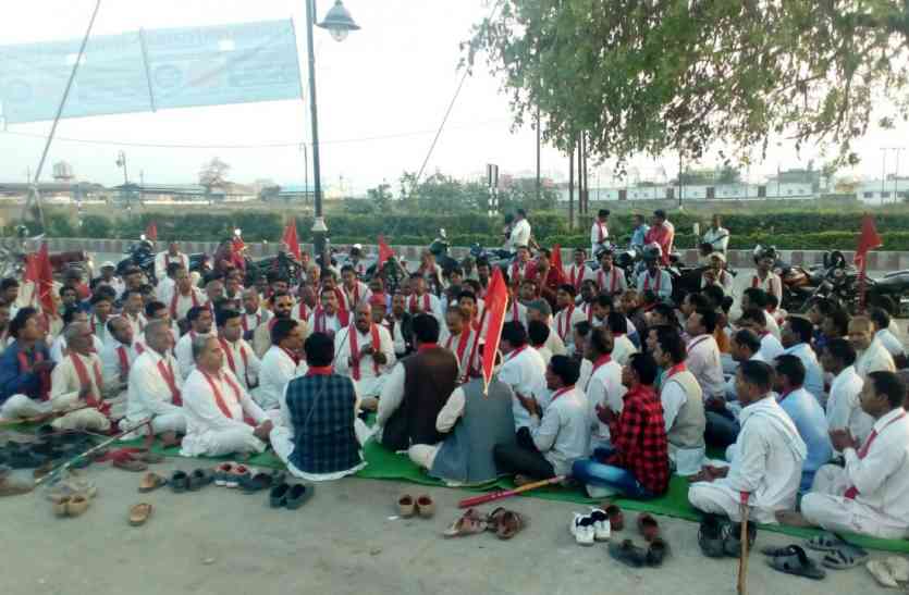 Attack on Illegal liquor caught many injured अवैध शराब पकड़ने गए लाल पट्टी वालों पर हमला, आधा दर्जन कार्यकर्ता घायल