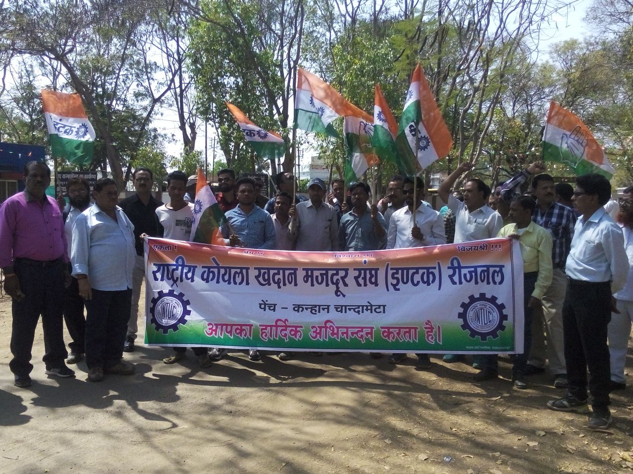Opposing closure of mines खदानों को बंद करने का विरोध