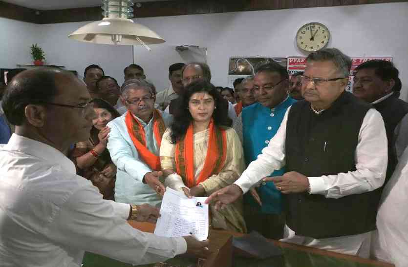 Rajya Sabha Election 2018 हाथ में प्लास्टर चढ़ाकर सरोज पाण्डेय ने दाखिल किया नामांकन, सीढ़ियों से गिरकर हुईं थीं घायल