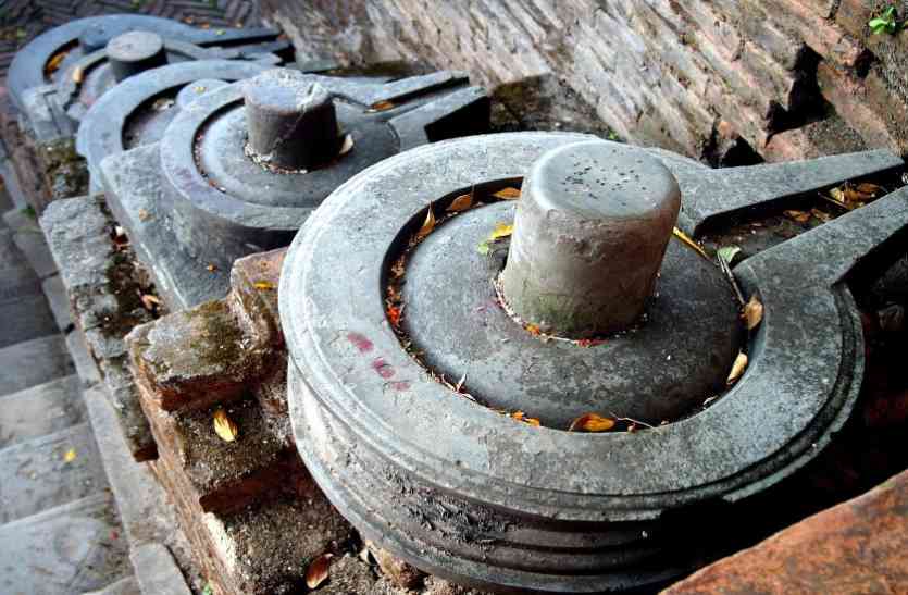 shiva linga puja आज चन्द्रमा करेगा मकर राशि में प्रवेश, इन राशि वालों को पड़ेगा बहुत भारी