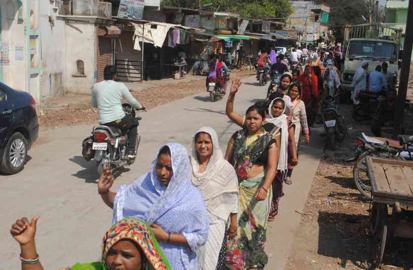strike सेवा समाप्ति की चेतावनी के बाद भी नहीं डिगे हड़ताल से