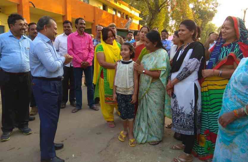 Officials from Coal India कोल इंडिया से आए अधिकारियों ने देखा कॉलोनियेां की रिपेयरिंग का काम