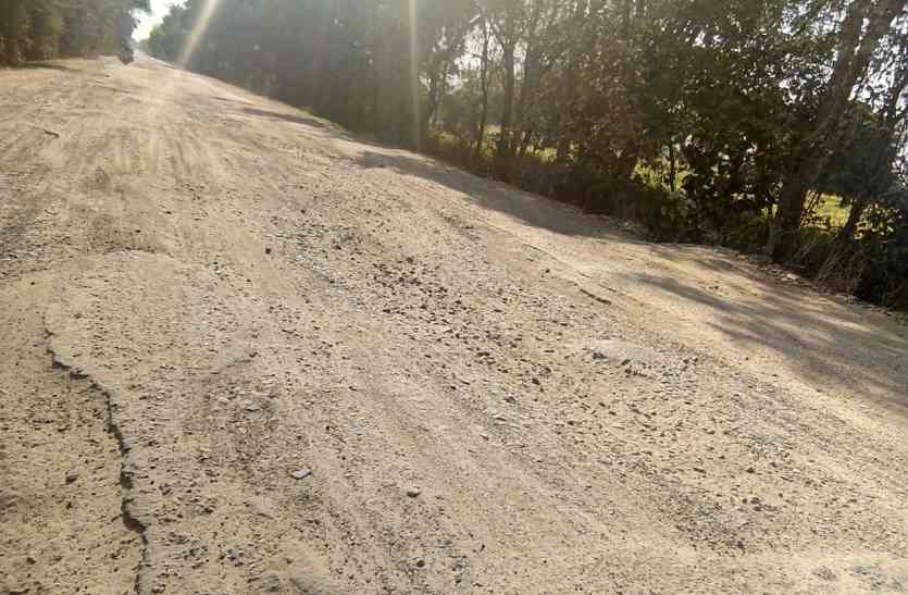 Accidents, sagar, lalitpur highway, administration dull, death हाइवे का गड्ढा बना जानलेवा, सालों से खराब पड़ी सड़क और अंधे मोड़ों से हो रही दुर्घटनाएं