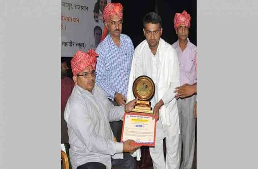 divang hukmaram of jodhpur जोधपुर का ये दिव्यांग बना दूसरे दिव्यांगों का सहारा, मुश्किलों का सामना कर बने मिसाल