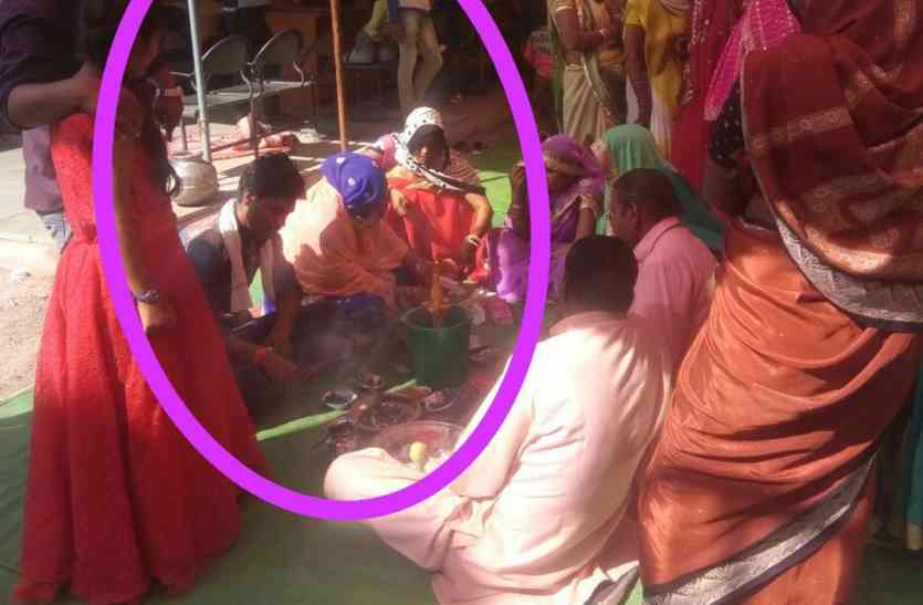 marraige पोल खुलते ही दूल्हा-दुल्हन को बाइक से लेकर भागा!