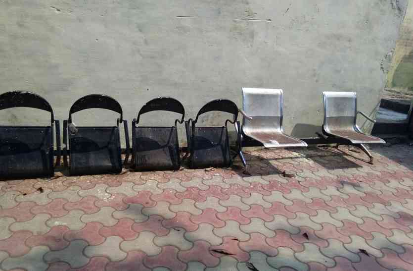 , the bedridden meeting facilities, t अस्पताल में बदहाल हो रही बैठक सुविधायें टूट रही कुर्सी बेंच