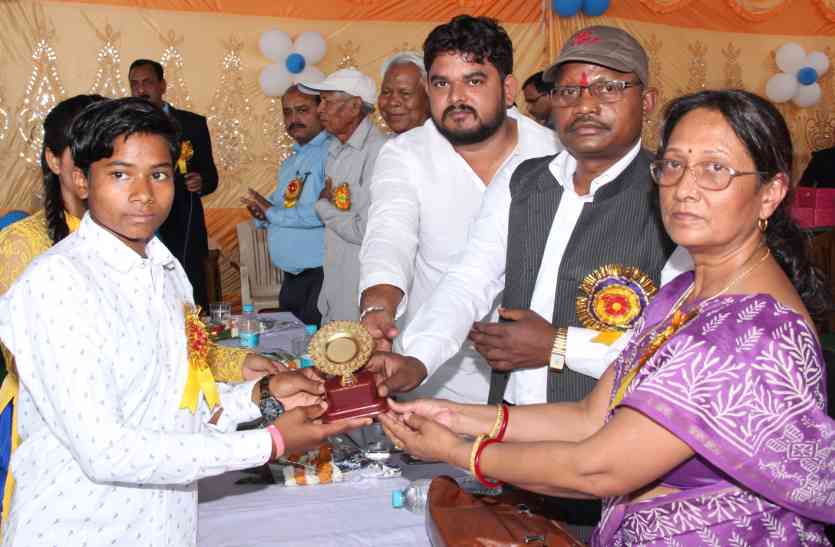 Nagma Sultan and Usha get best player award नगमा सुल्तान व ऊषा को मिला सर्वश्रेष्ठ खिलाड़ी का पुरस्कार