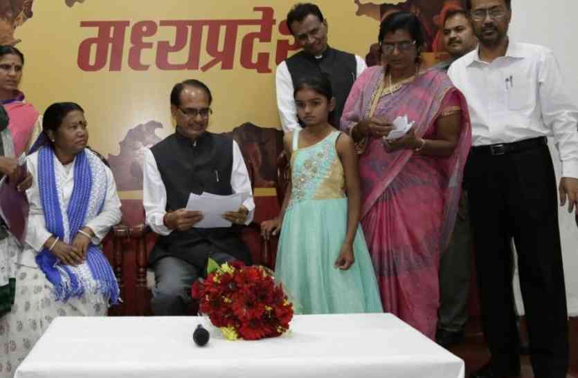 balaghat news सीएम से मिले आश्वासन के बाद प्रदर्शन किया स्थगित